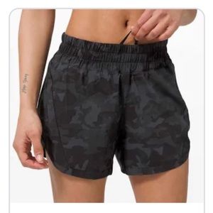 LULULEMON TRACK THAT 5” MID-RISE BLACK CAMO